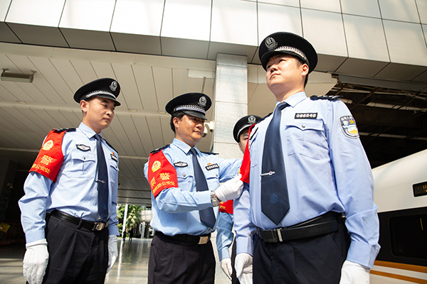 上海鐵警乘警支隊舉行紅袖標佩戴儀式 加強一線執(zhí)勤標志管理