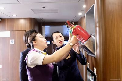 空地聯動，真情服務 東航空姐與上海高鐵乘務組共建“上海服務”新標桿